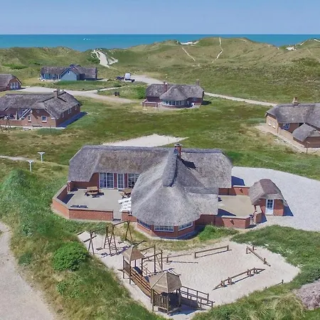 5 Bedroom Cozy In Ringkobing Holiday home Norre Lyngvig